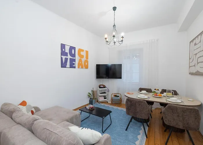 Апартаменты Stylish Old Town With Infrared Sauna Линц